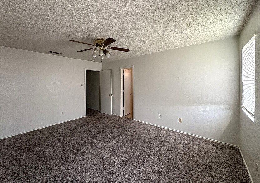 Building Photo - 2201 Sandstone Dr