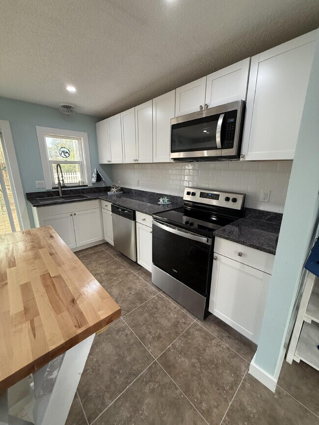 Building Photo - 6814 Driftwood Dr