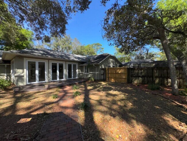 Building Photo - Gorgeous 5 Bedroom Pool Home in Ormond