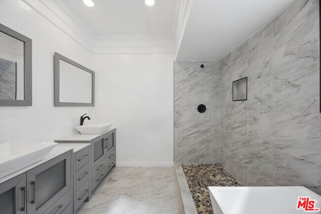 Building Photo - 3262 Woodbine St