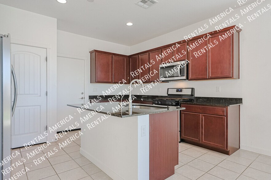 Building Photo - 6038 W Hartford Ct