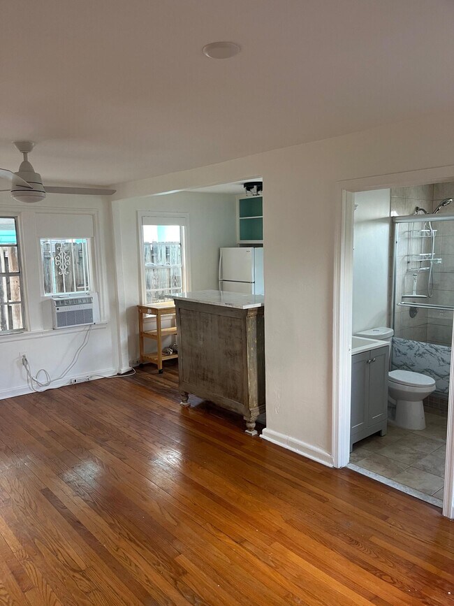 Building Photo - 415 41st St