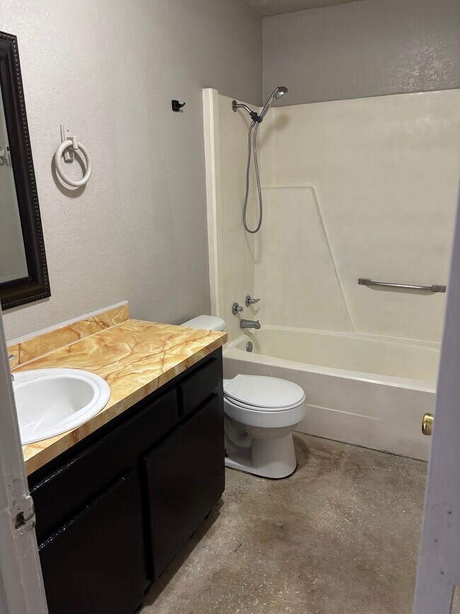 Building Photo - 806 N 5th St