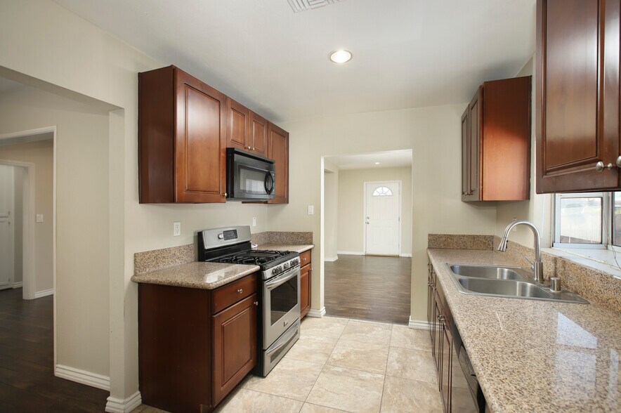 Building Photo - 9726 Mercedes Ave