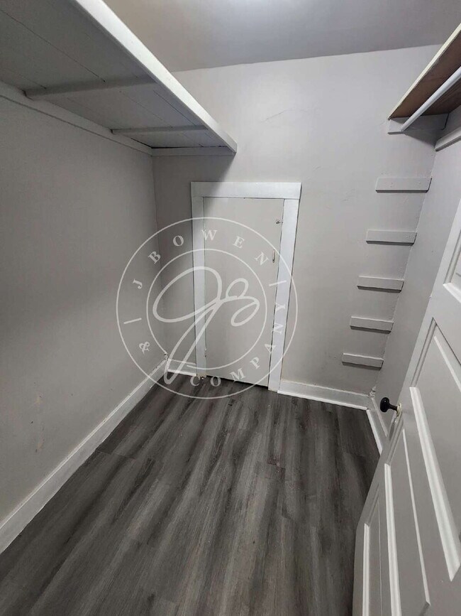 Building Photo - "Charming 2 possible 3-Bedroom Home on Uta...