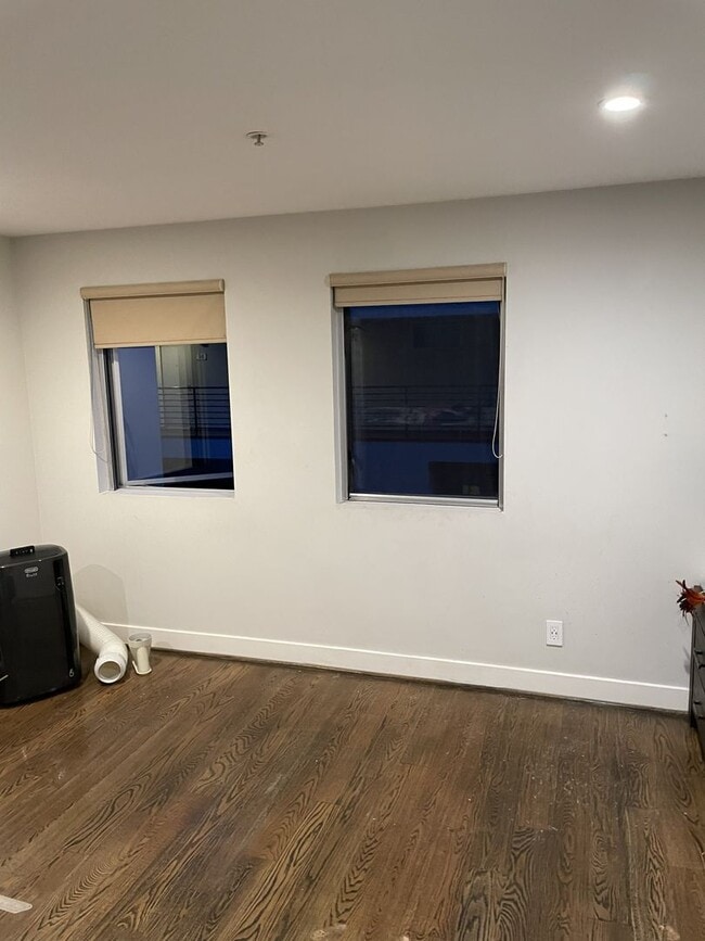 Building Photo - Modern Three Level 2 Bedroom/2 Bath Condo Loft Available Now!