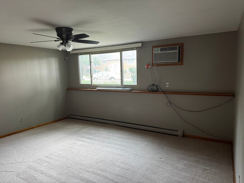 Building Photo - 125 Twin Oaks Dr