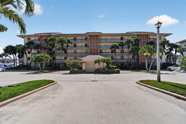 Building Photo - 2401 Marina Isle Way