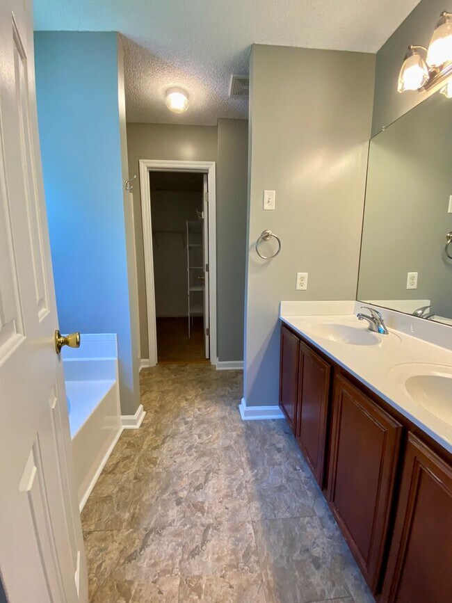 Building Photo - Beautiful 4 Bedroom Home In Hunter's Creek