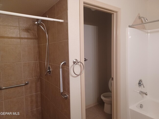 Building Photo - 2300 Honey Dew St