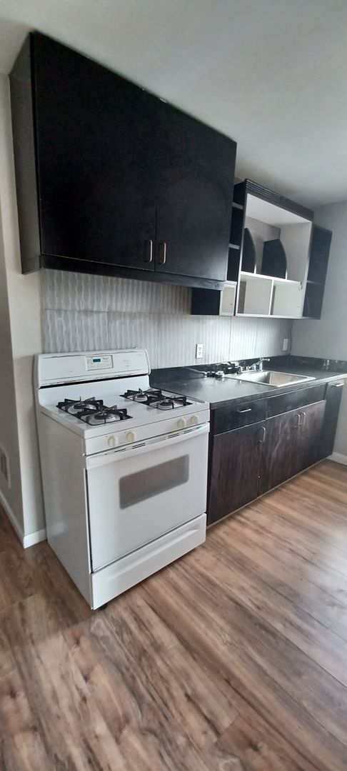Building Photo - Beautiful 1 bed/1 bath apartment, just off...