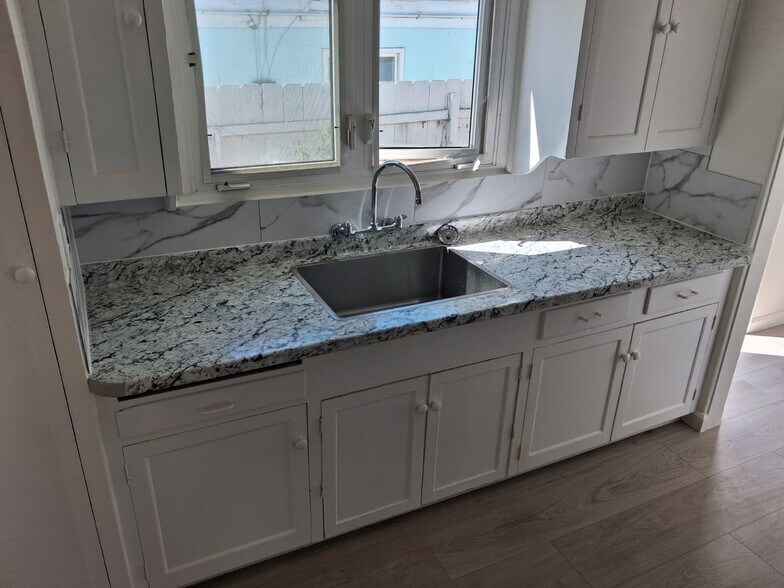 Building Photo - 626 Emory St