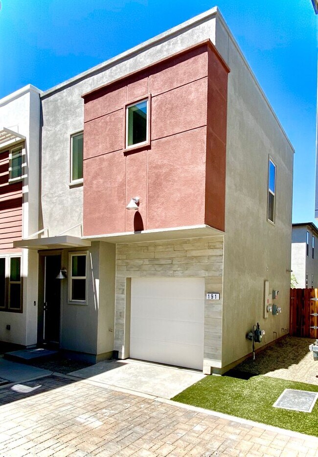 Primary Photo - Beautiful Newer Townhome!!!!