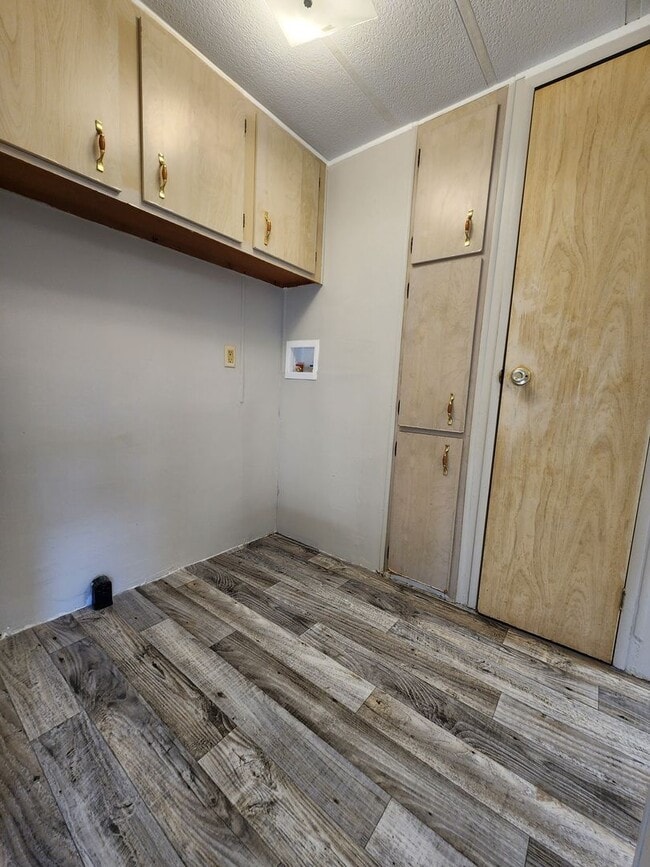 Building Photo - 2br - 2 Bed 2 Bath w/ screened porch and FULLY FENCED Backyard!