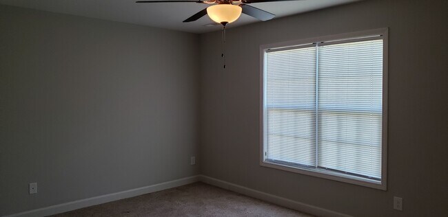 Building Photo - 516 Amberdale Cir W