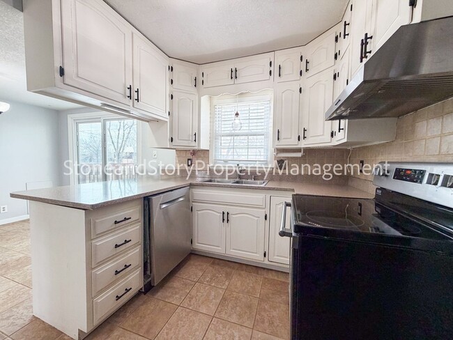 Building Photo - 4 bedroom 2 bath on quiet street in Briarwood