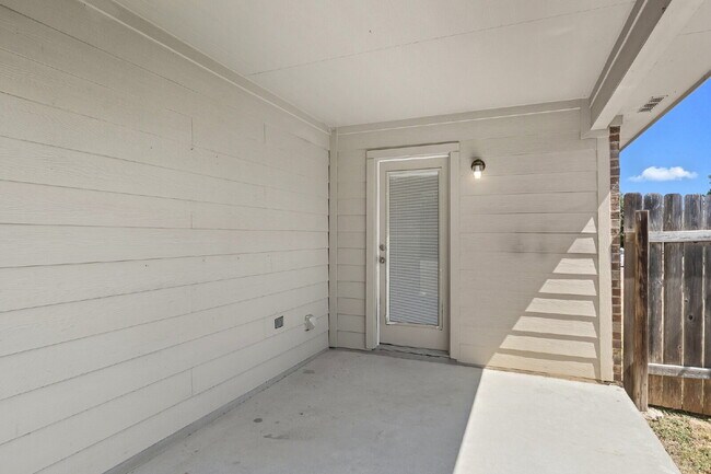 Building Photo - 3 Bedroom in Kyle with Fresh Paint Through...