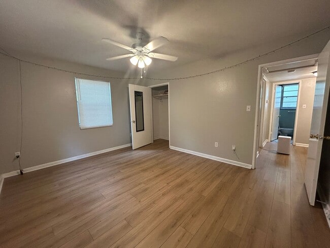 Building Photo - Beautiful 2/1 NW Gainesville with large yard