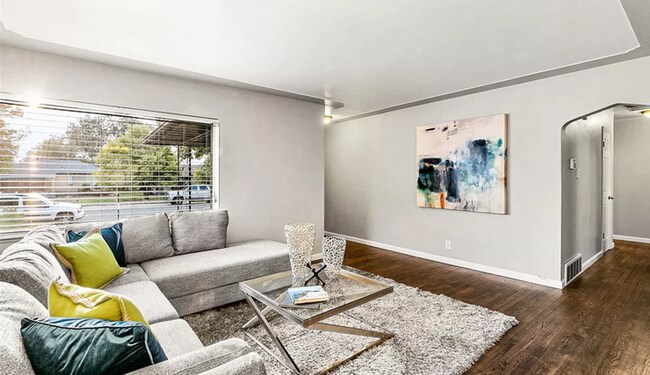 Building Photo - Furnished 3 bedroom 1 bathroom apartment