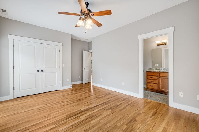 Building Photo - Beautiful 3-Bedroom Home with Garage in Es...