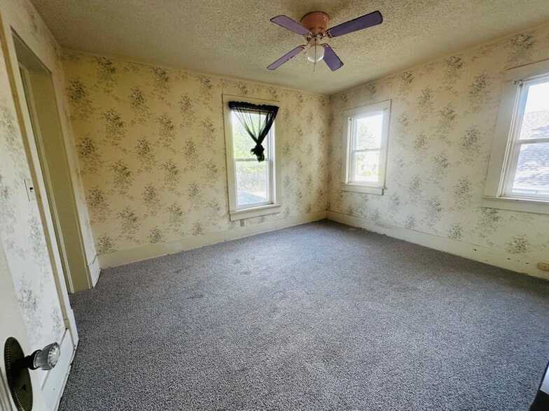 Building Photo - 615 NW Arlington Ave