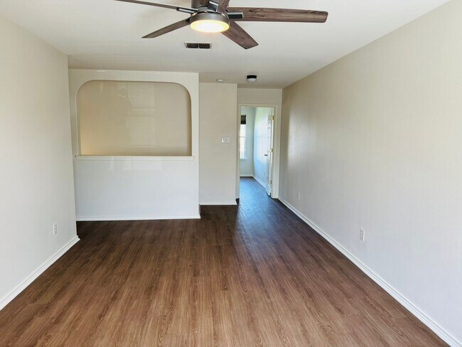 Building Photo - 3 Bedroom/2.5 Bath Springwood Subdivision