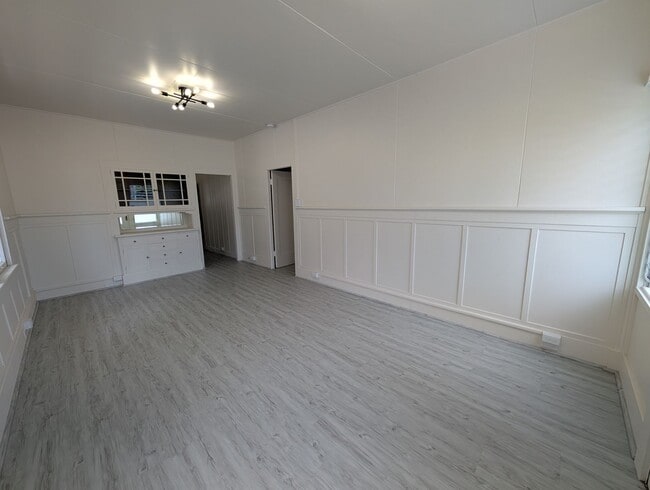 Building Photo - Centrally located 2 Bed, 1.5 Bath house in...