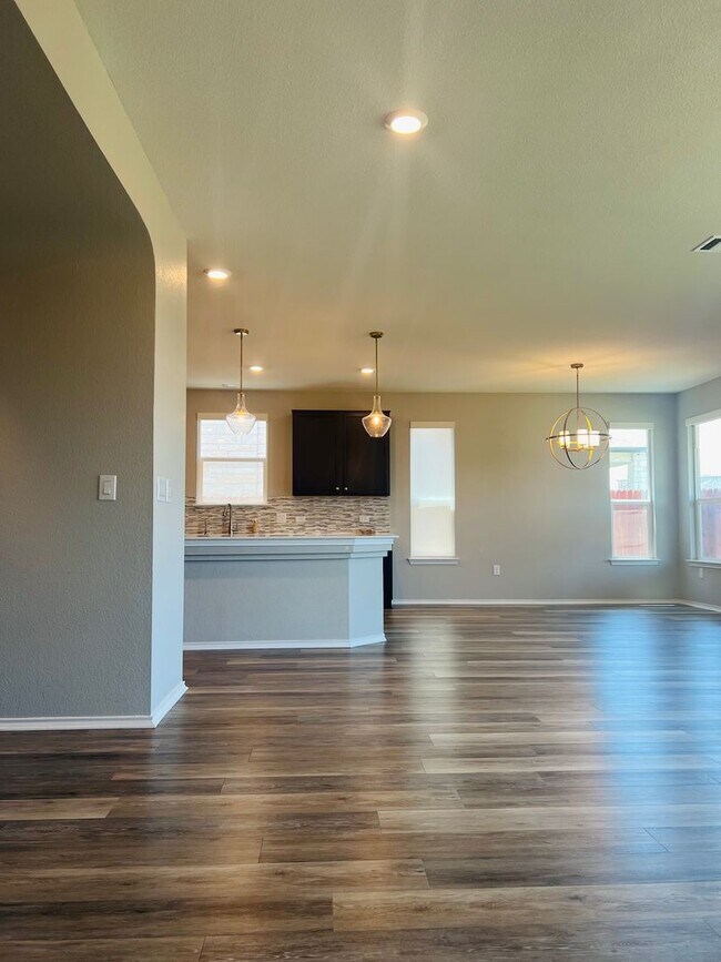 Building Photo - Tech Ridge Area Gem – Nearly 3,000 Sq Ft o...