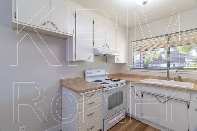 Building Photo - 443 E Robinhood Dr