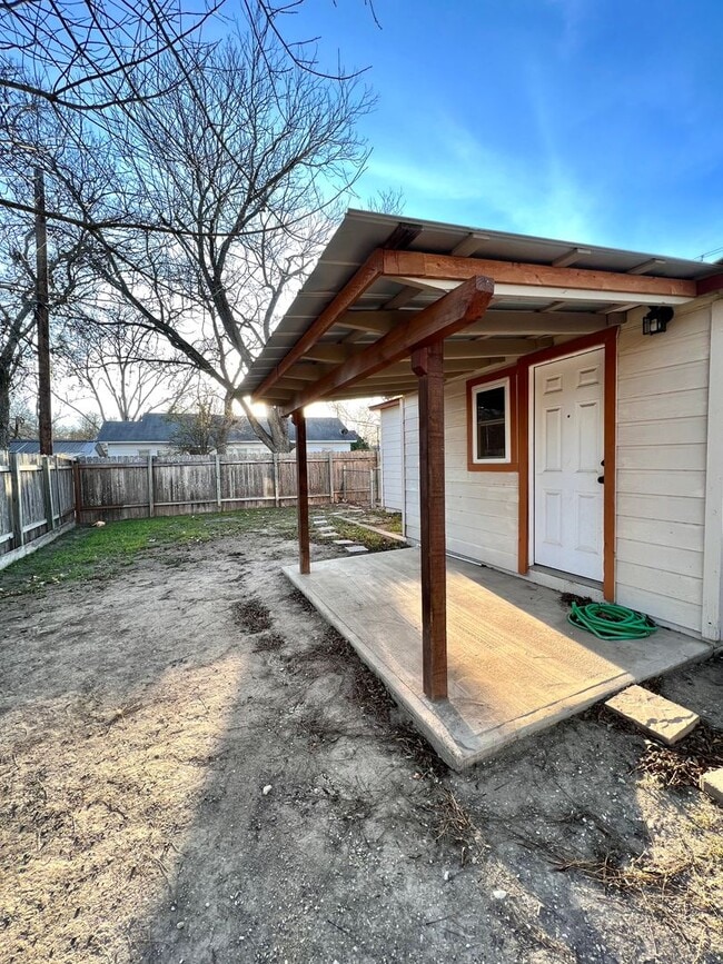 Building Photo - Adorable Cottage on Lytle