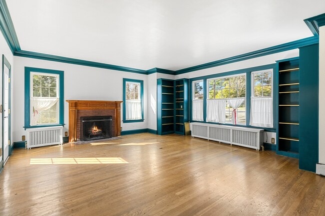 Building Photo - 2004 Hillcrest Rd