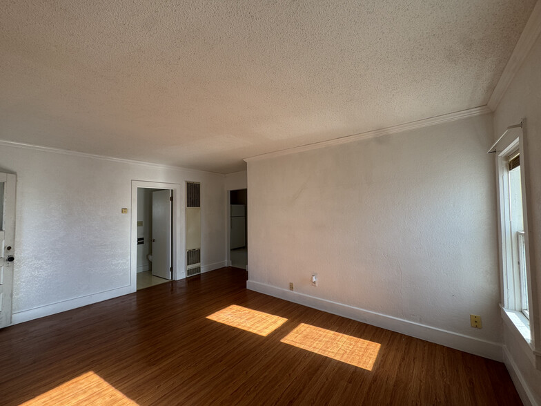 Building Photo - 326 E Vine St