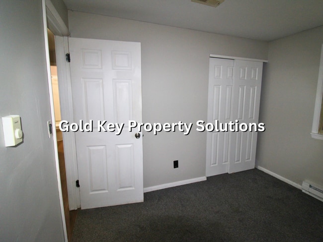 Building Photo - Spacious 4 BR 1 BA House with Central Air ...