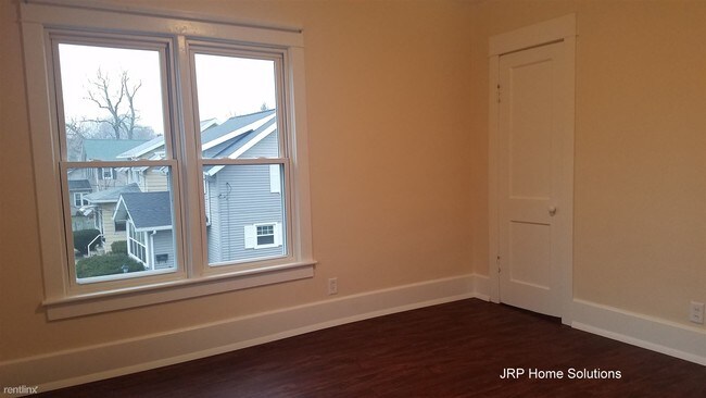 Building Photo - 2 br, 1 bath Triplex - 736 1/2 Carlton Blv...