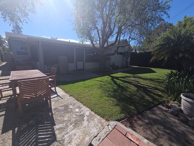 Building Photo - Mid-town Ventura 3 Bedroom 2 bath single level home