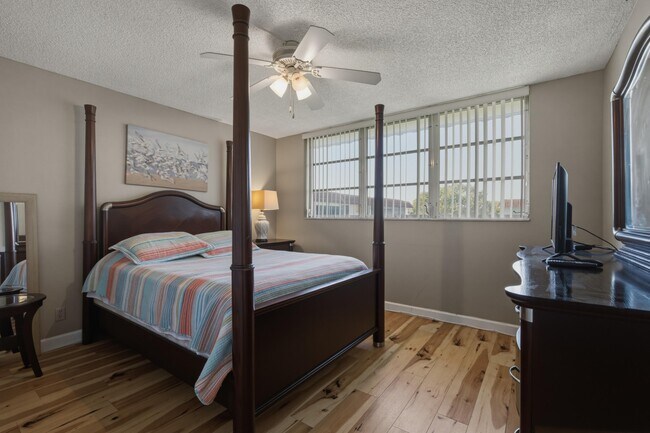 Building Photo - 9420 S Hollybrook Lake Dr
