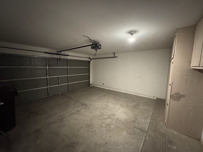 Building Photo - Arrowhead 3/2 with Garage