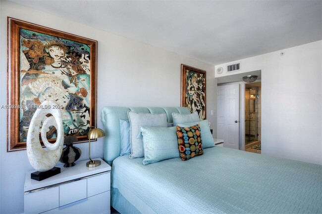 Building Photo - 2555 Collins Ave