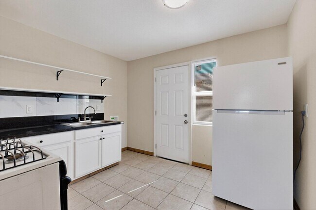 Building Photo - 540 Cardenas Dr SE