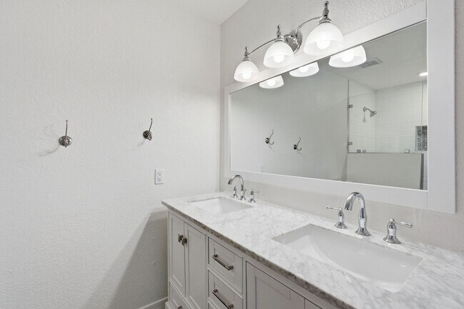 Building Photo - 4 Bed Home in Scottsdale Quarter!!