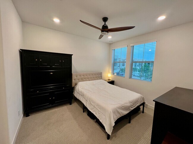 Building Photo - 2 bed 2bath w/attached garage, Pet-friendl...