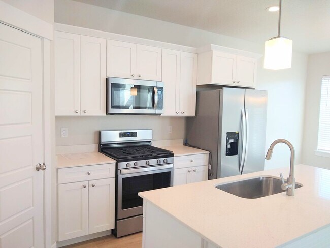 Building Photo - Bluffdale Townhouse Rental in Bringhurst S...