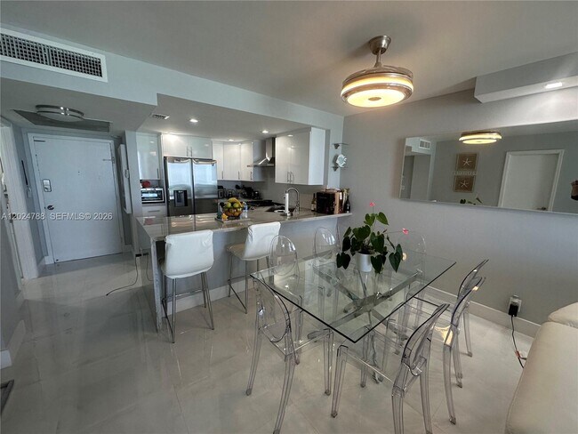 Building Photo - 2030 S Ocean Dr