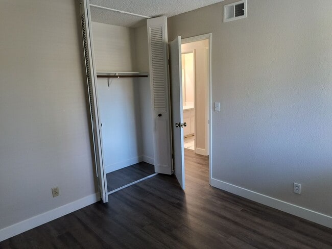 Building Photo - Newley Updated 4 bedroom, 2.5 bathroom Townhome in Citrus Heights!!!
