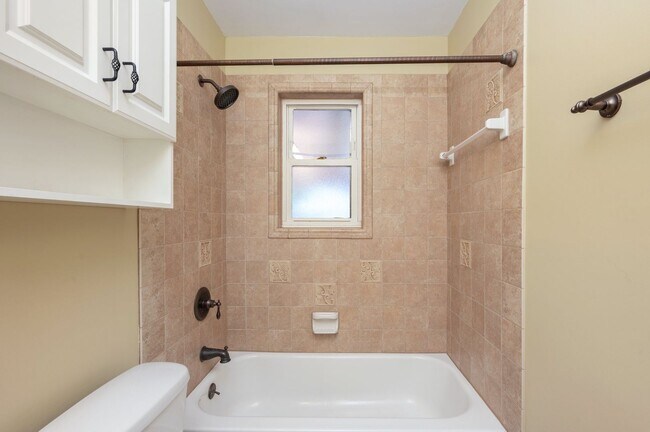 Building Photo - Updated 3 Bedroom in Great Location!