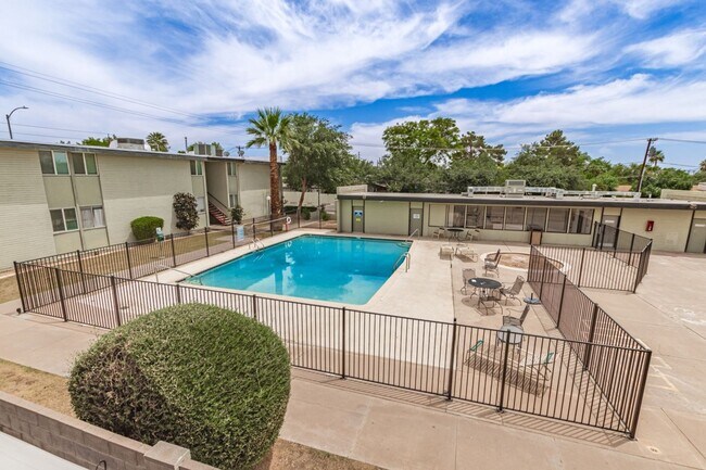 Building Photo - Phoenix apartment in ideal location!