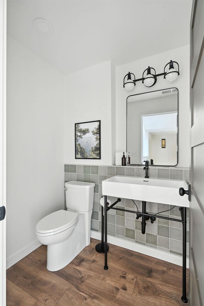 Building Photo - 925 NE 23rd Ave