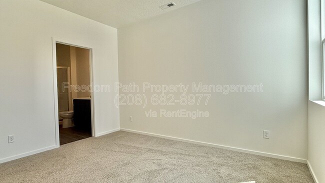 Building Photo - 5102 E Norma Ave