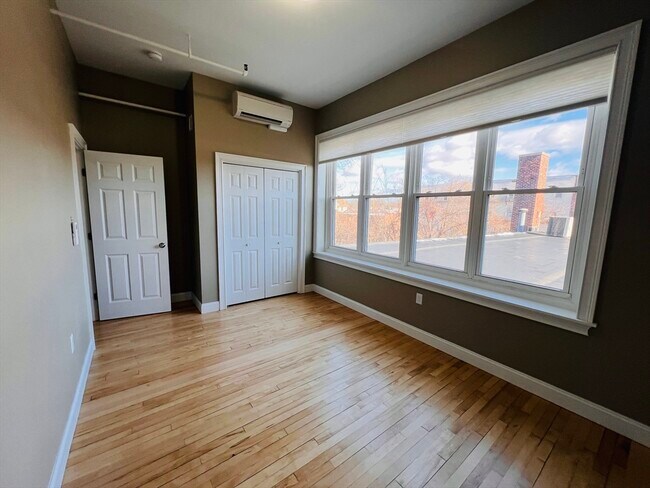 Building Photo - 158 Main St