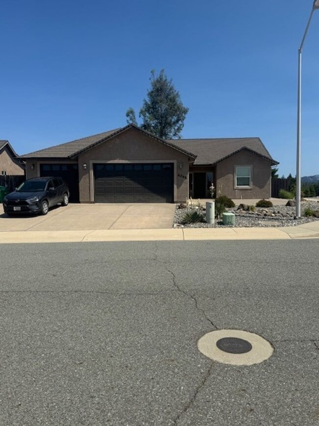 Building Photo - Beautiful Shasta Lake home with Landscapin...